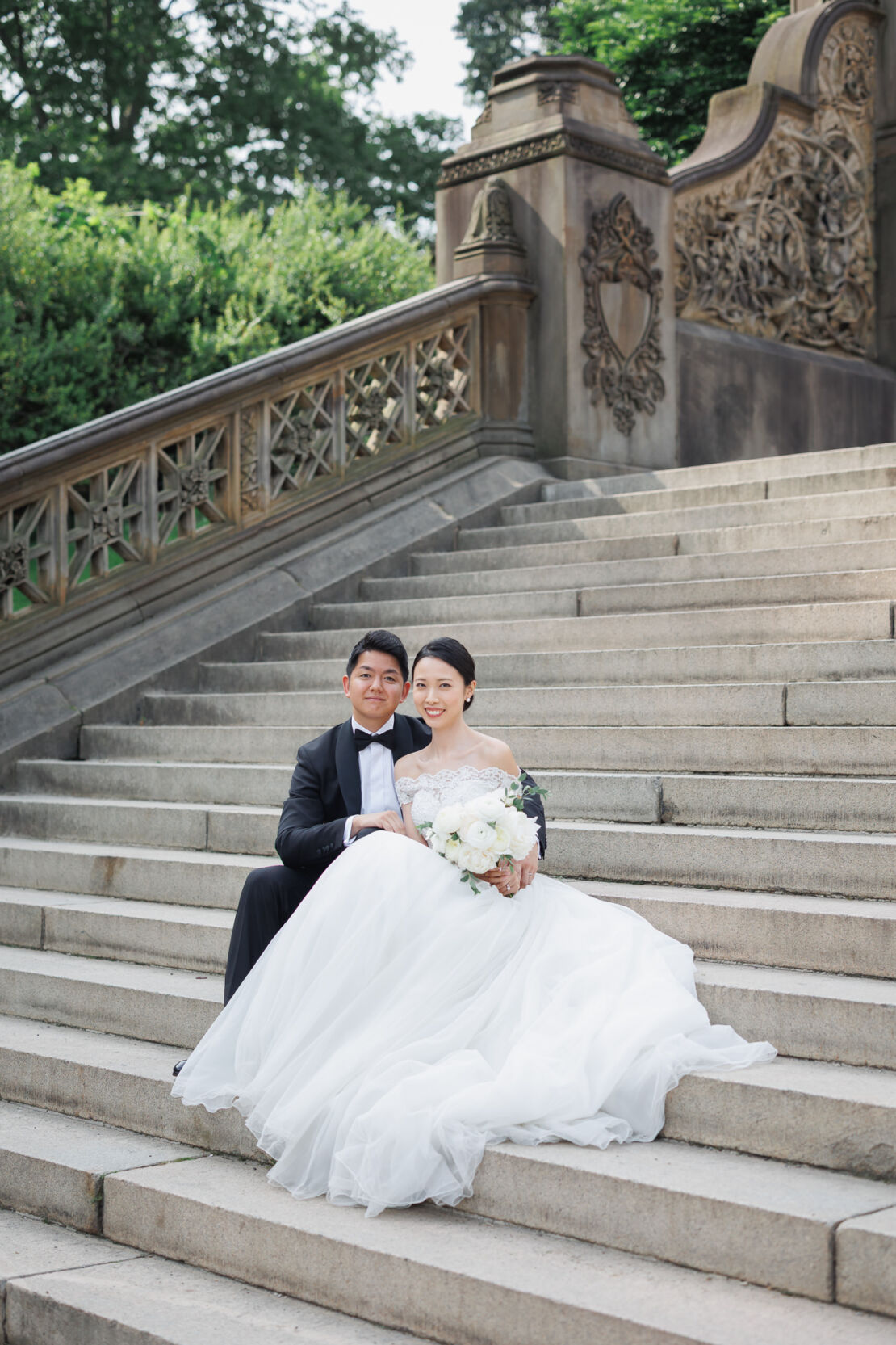 NYウェディングフォト|前撮り/ベセスダテラスの大階段に座る花嫁と花婿。
