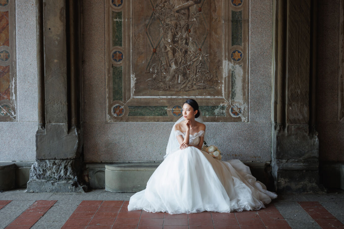 NYウェディングフォト|前撮り/ベセスダテラスで花嫁さまのソロショット。