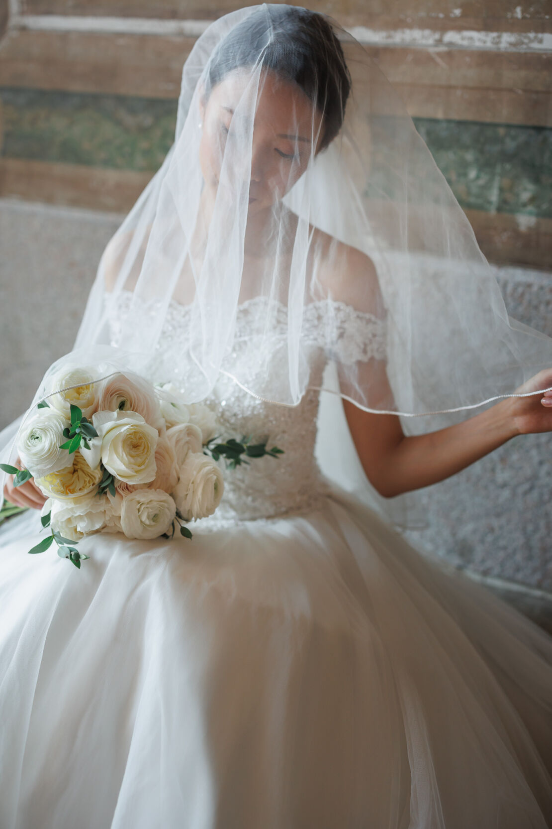 NYウェディングフォト|前撮り/ベールをかぶった花嫁さま。