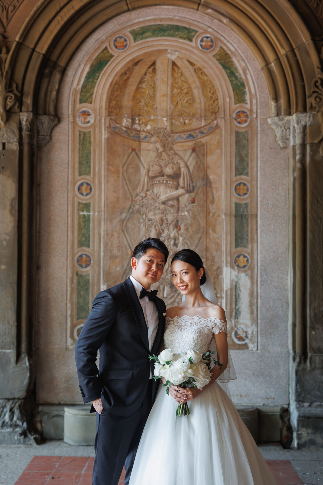 NYウェディングフォト|前撮り/ベセスダテラスで笑顔の花嫁と花婿。