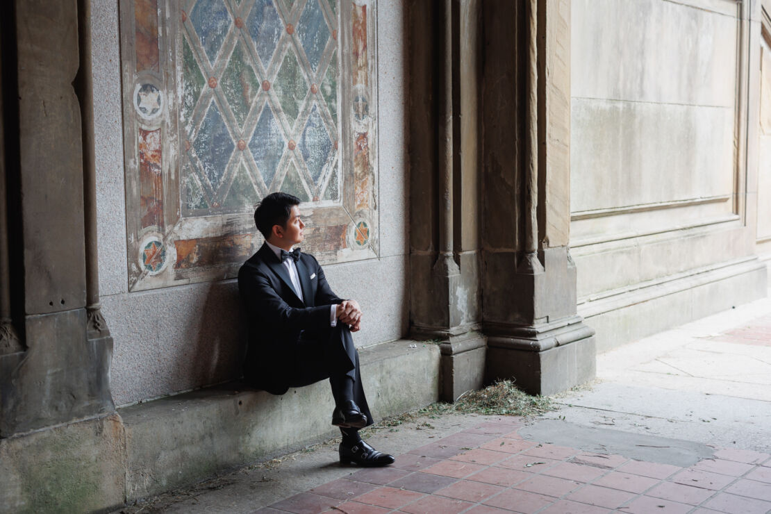 NYウェディングフォト|前撮り/ベセスダテラスで花婿さまのソロショット。