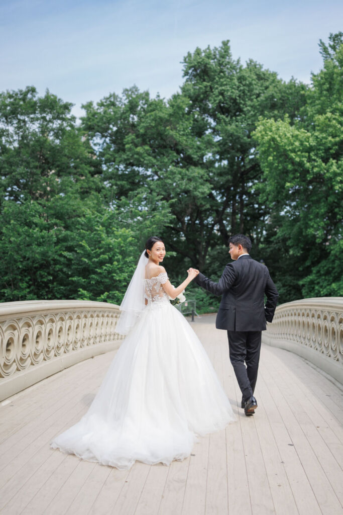 NYウェディングフォト|前撮り/ボウブリッジで振り返りショット。