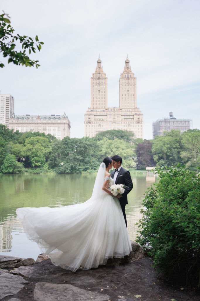 NYウェディングフォト|前撮り/湖畔で寄り添う花嫁と花婿。