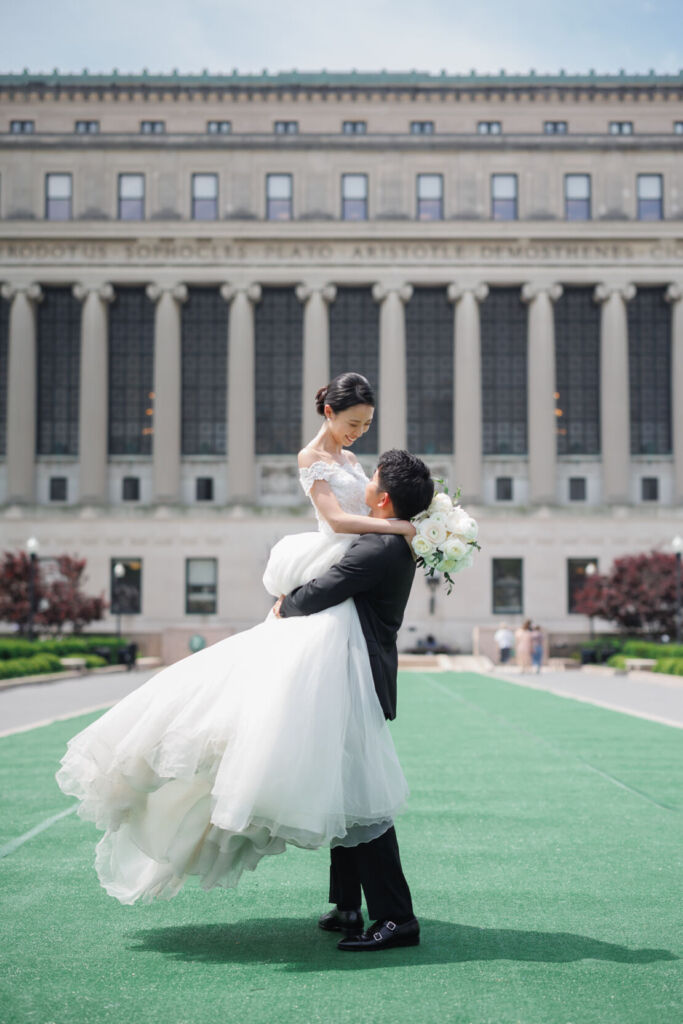 NYウェディングフォト|前撮り/コロンビア大学で抱っこショット。