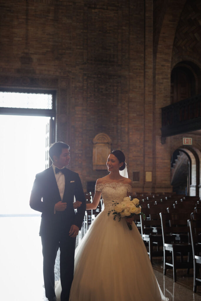 NYウェディングフォト|前撮り/チャペルを歩くカップル。