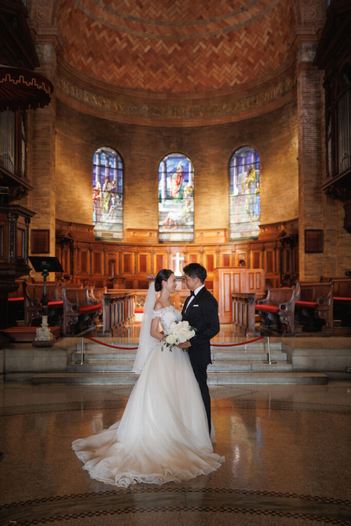 NYウェディングフォト|前撮り/チャペルのステンドグラスから光が降り注いでいる。