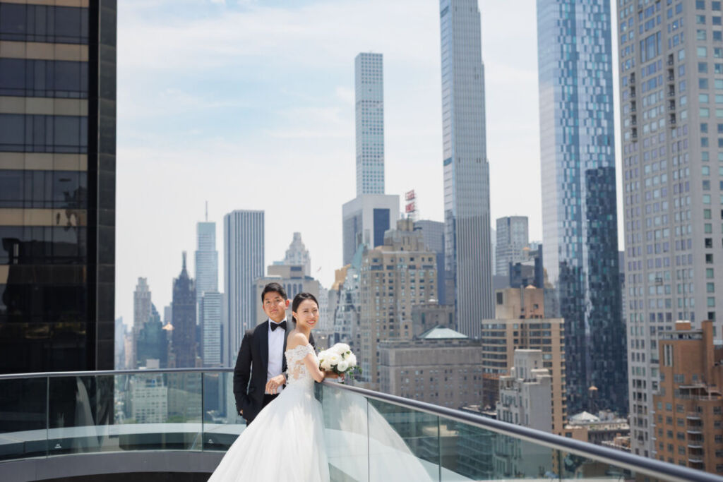 NYウェディングフォト|前撮り/マンハッタンのスカイラインとウェディング姿の花嫁花婿。