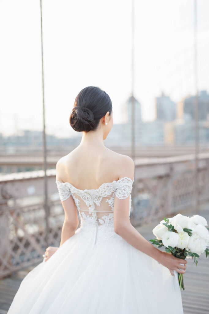NYウェディングフォト|前撮り/シアーなレースに包まれた背中のデザイン。