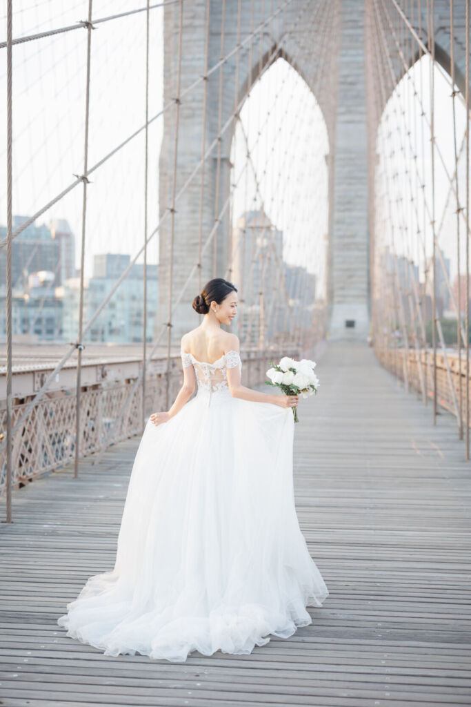 NYウェディングフォト|前撮り/ウェディングドレスの後ろ姿。