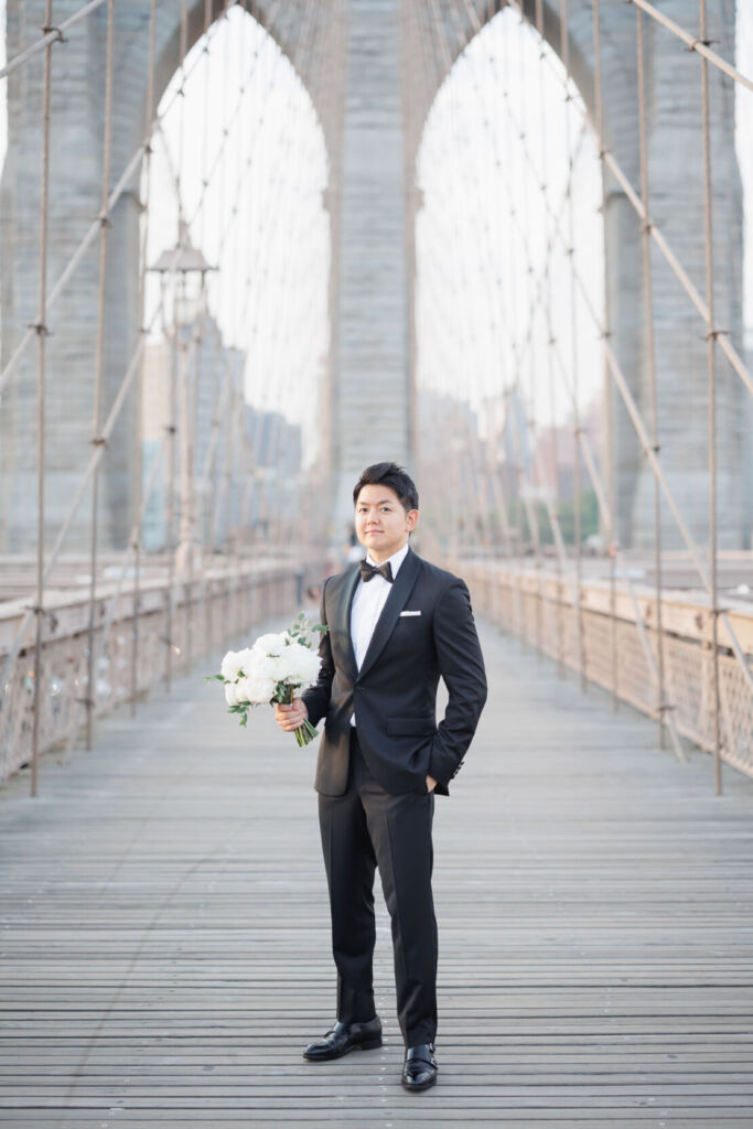 NYウェディングフォト|前撮り/王道のブラックの衣装に身を包む花婿さま。