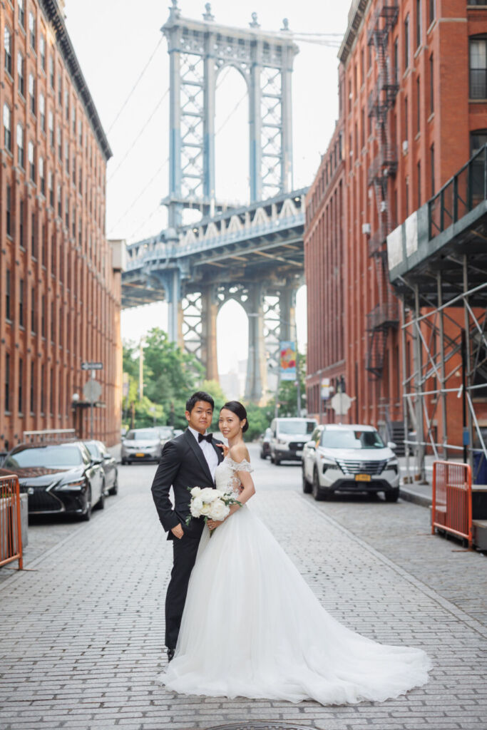 NYウェディングフォト|前撮り/ワシントンストリートに立つ花嫁と花婿。