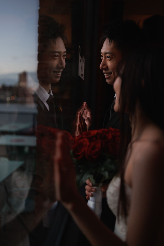 ニューヨークで後撮り/フォトウェディング|タイムアウトマーケットの窓に映る花嫁と花婿。