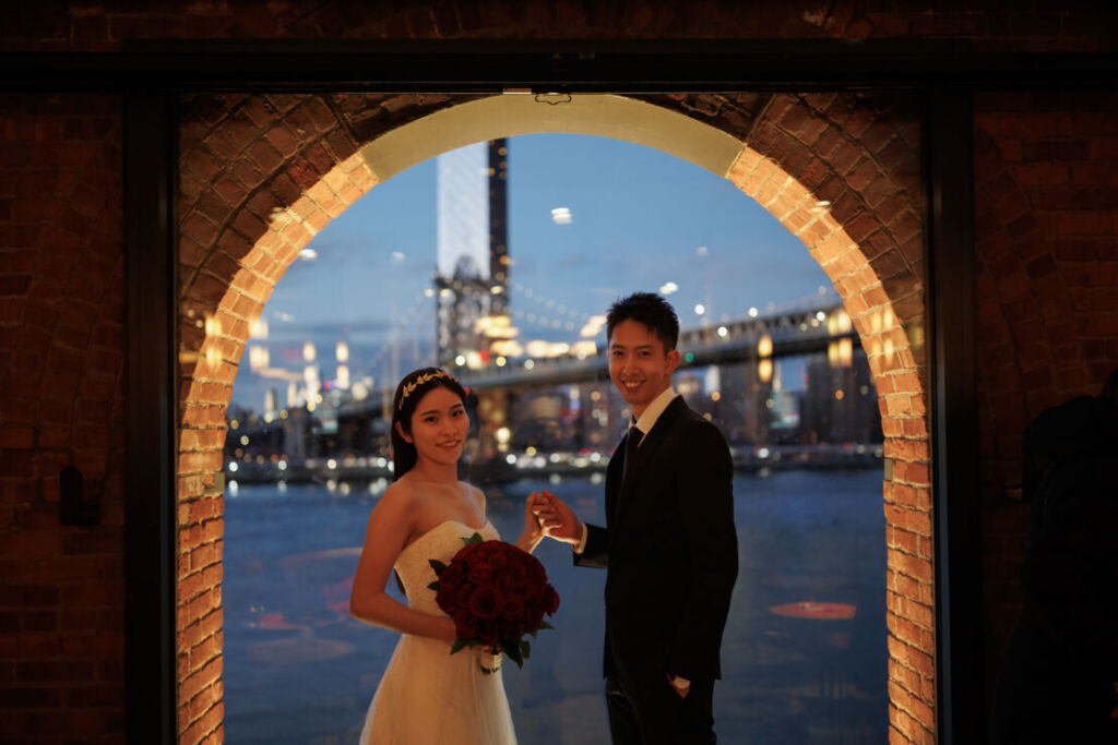 ニューヨークで後撮り/フォトウェディング|窓の外がすっかり暗くなってきたタイムアウトマーケットにて。