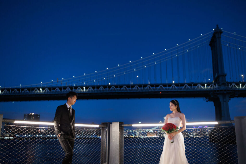 ニューヨークで後撮り/フォトウェディング|DUMBOで夜景を背景に。