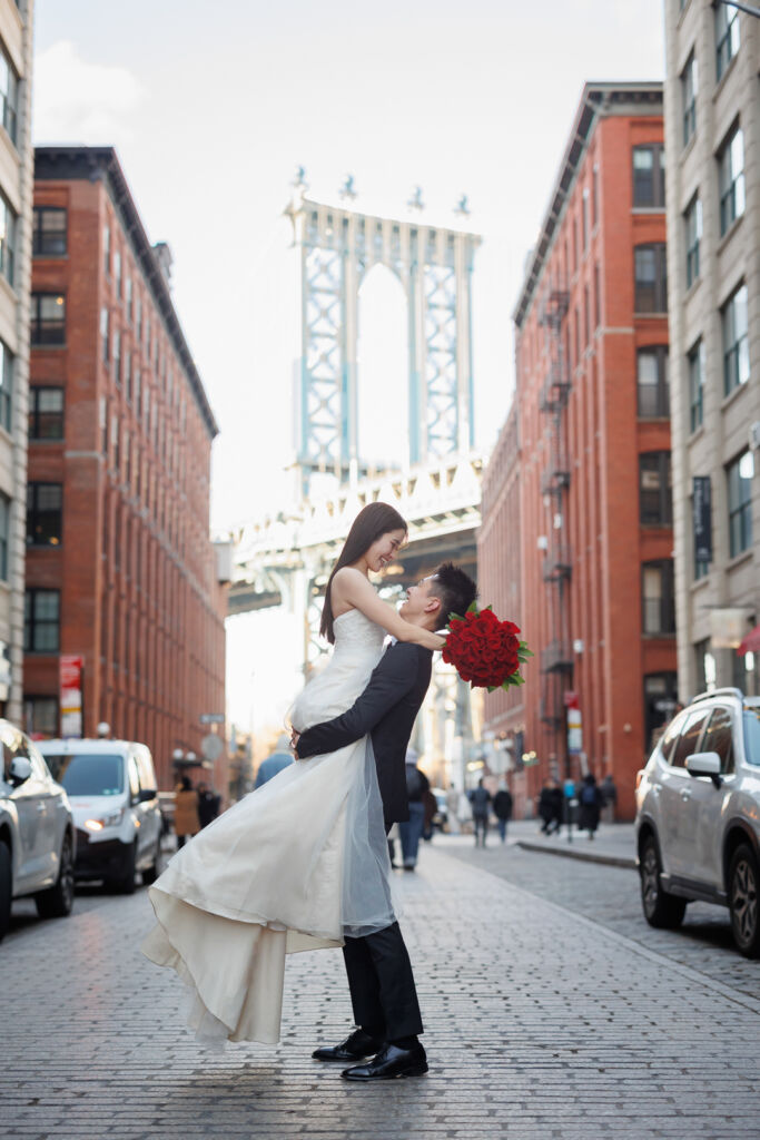 ニューヨークで後撮り/フォトウェディング|ワシントンストリートで抱っこショット。
