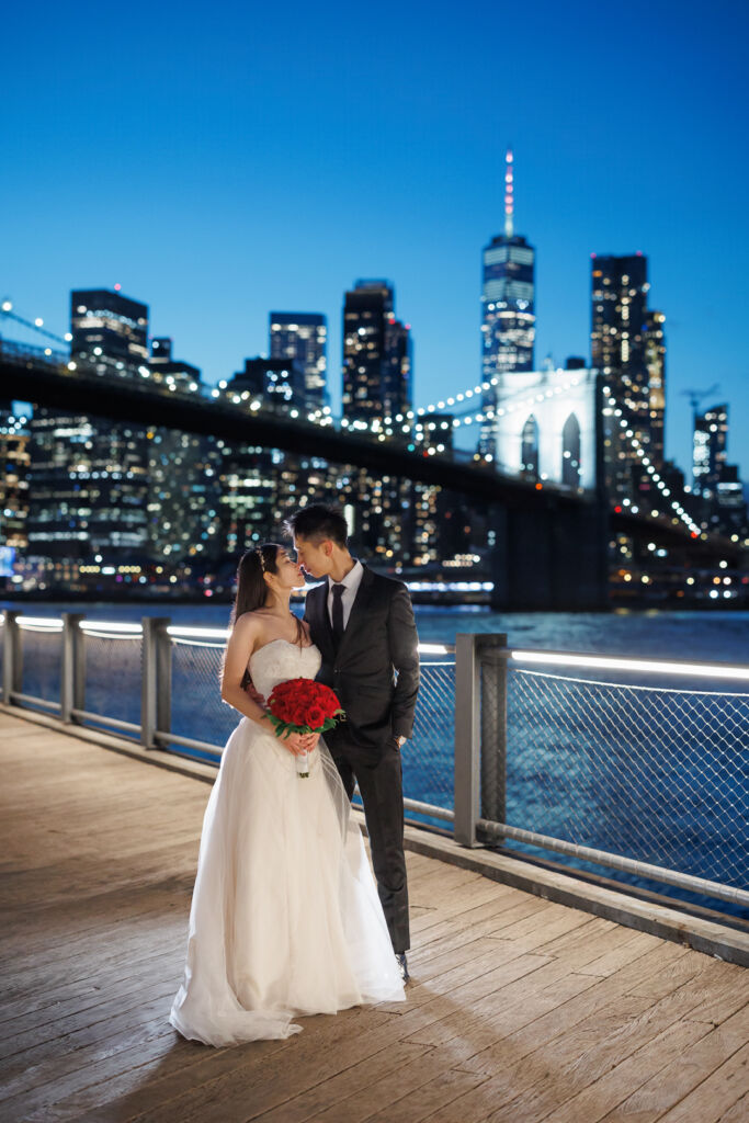 ニューヨークで後撮り/フォトウェディング|夜景の前に寄り添う花嫁と花婿。
