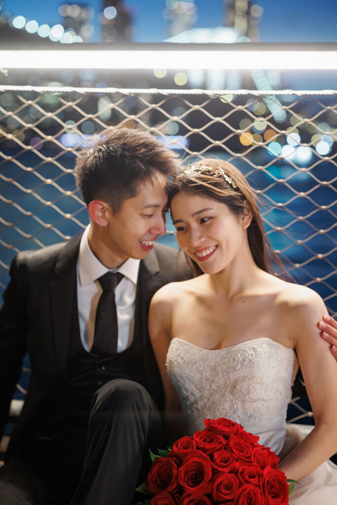 ニューヨークで後撮り/フォトウェディング|ブルックリンブリッジパークで夜景フォトを楽しむカップル。