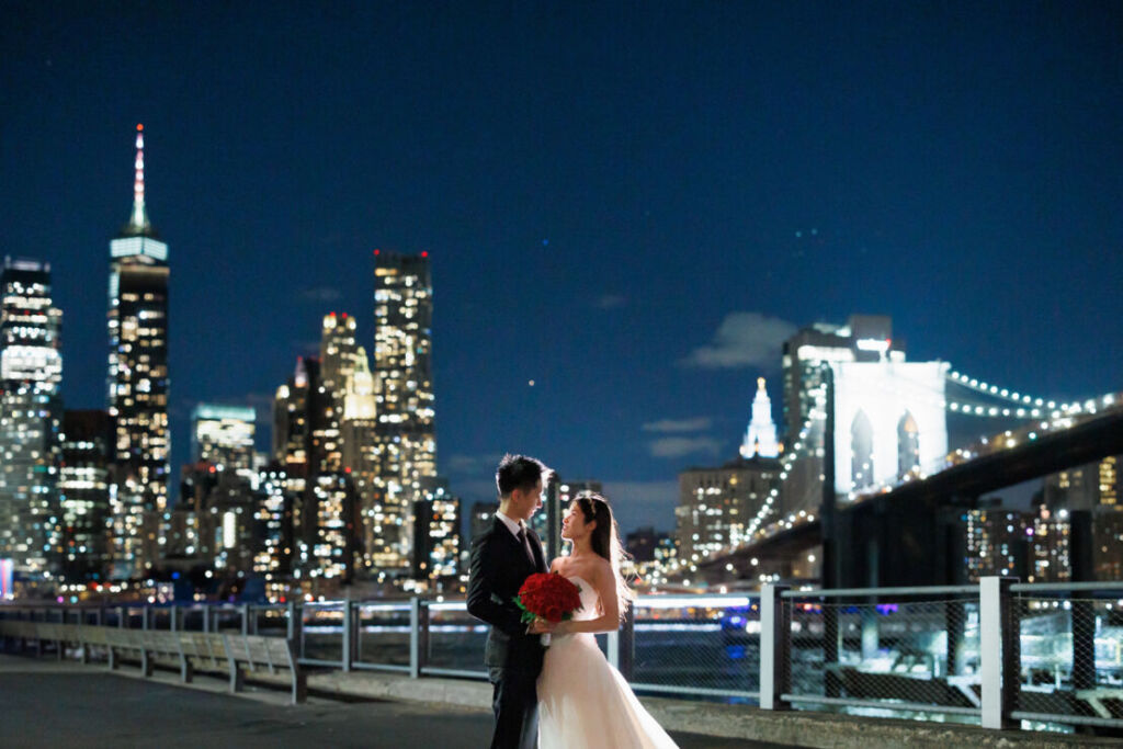 ニューヨークで後撮り/フォトウェディング|対岸の摩天楼がきらめくショット。