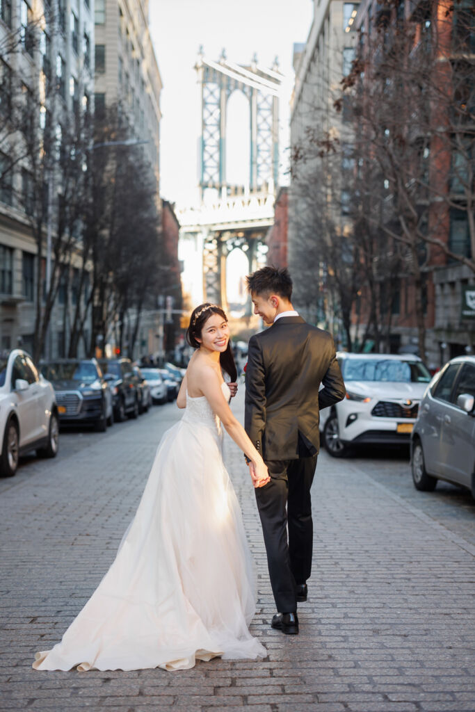 ニューヨークで後撮り/フォトウェディング|ワシントンストリートでふりかえりショット。