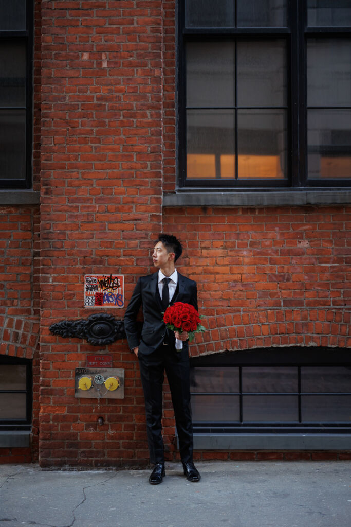 ニューヨークで後撮り/フォトウェディング|ワシントンストリートで花婿さまのソロショット。