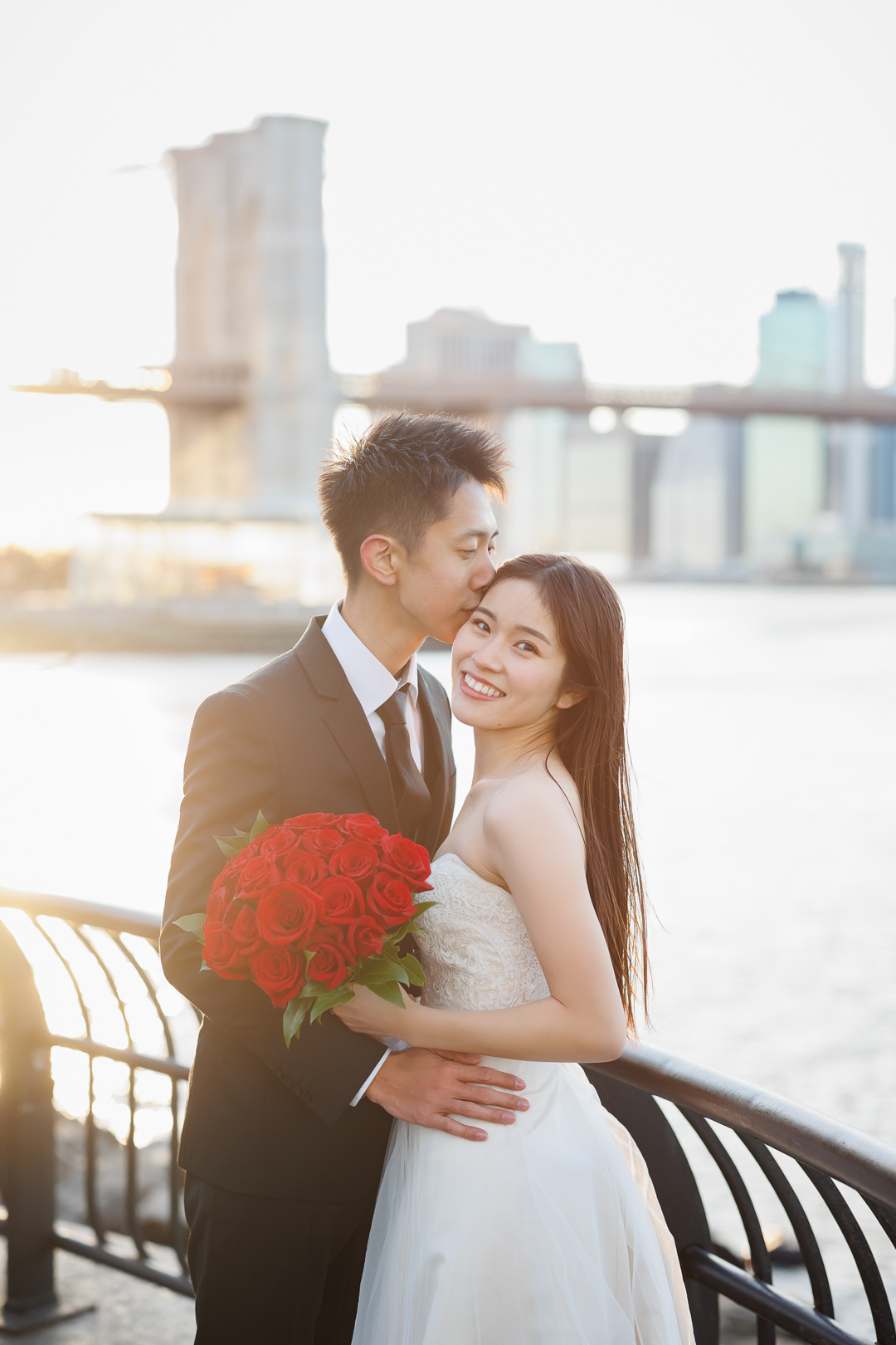 ニューヨークで後撮り/フォトウェディング|ニューヨークらしい景色を背景に寄り添う花嫁と花婿。