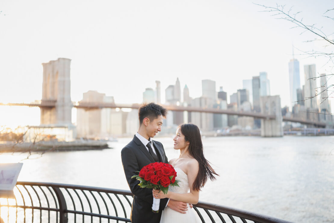 ニューヨークで後撮り/フォトウェディング|対岸にはマンハッタンが見える。