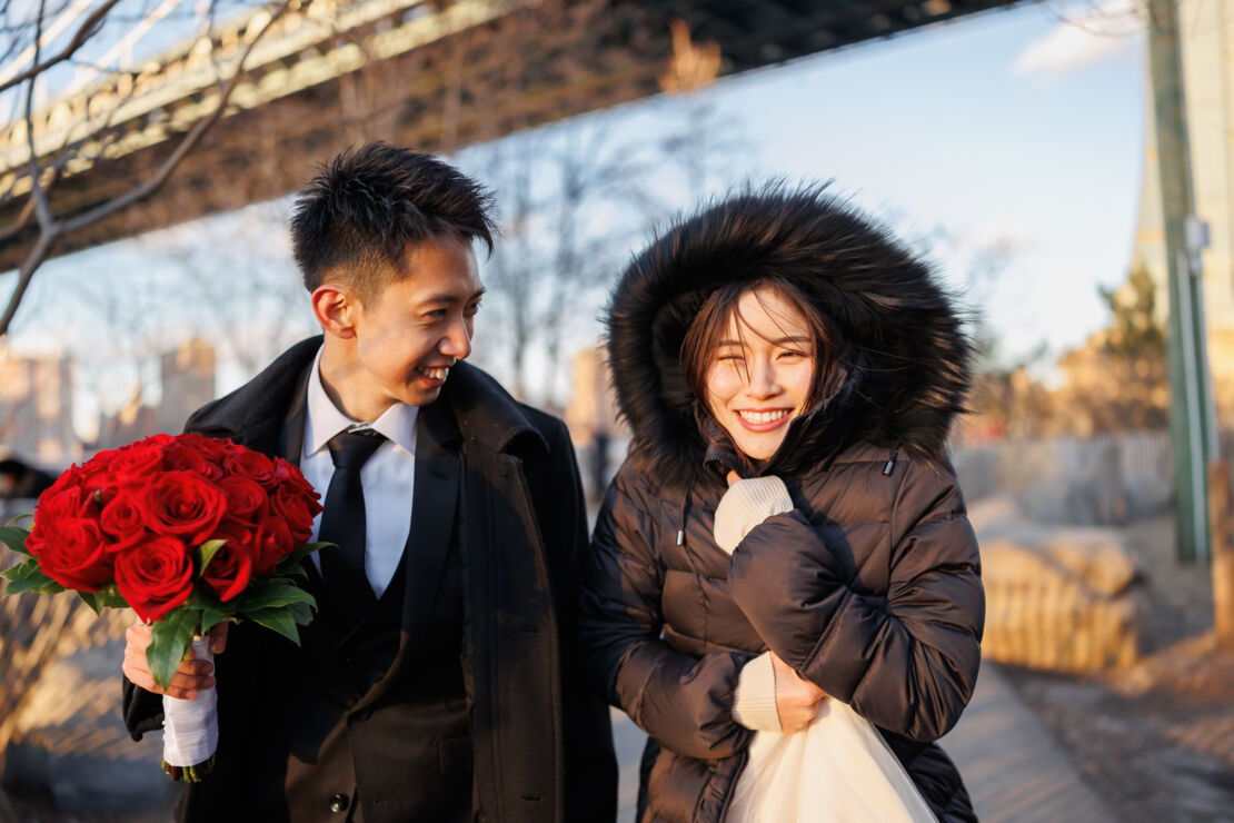 ニューヨークで後撮り/フォトウェディング|傍観する花嫁と花婿。