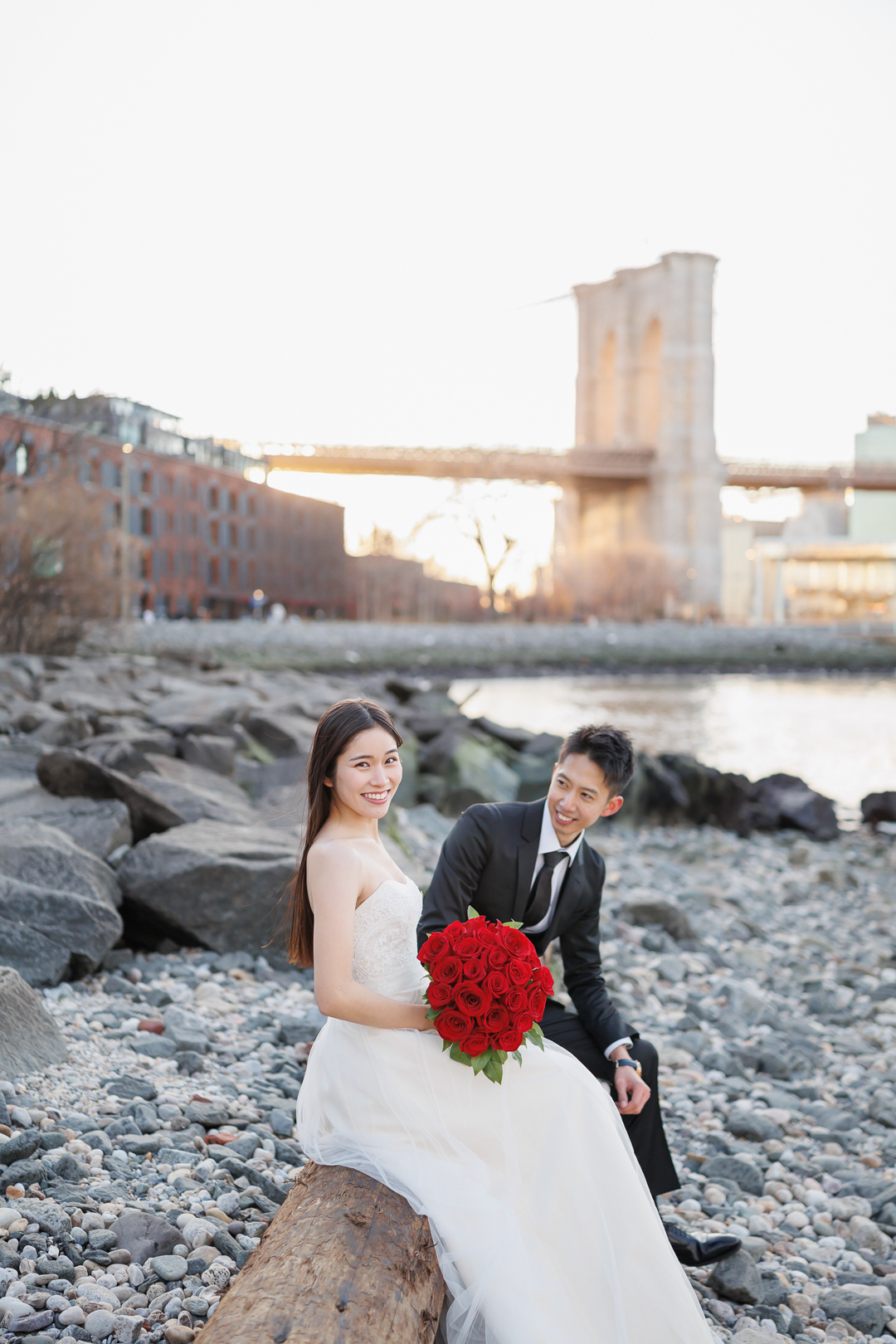 ニューヨークで後撮り/フォトウェディング|ブルックリンブリッジパークのミニビーチにて。