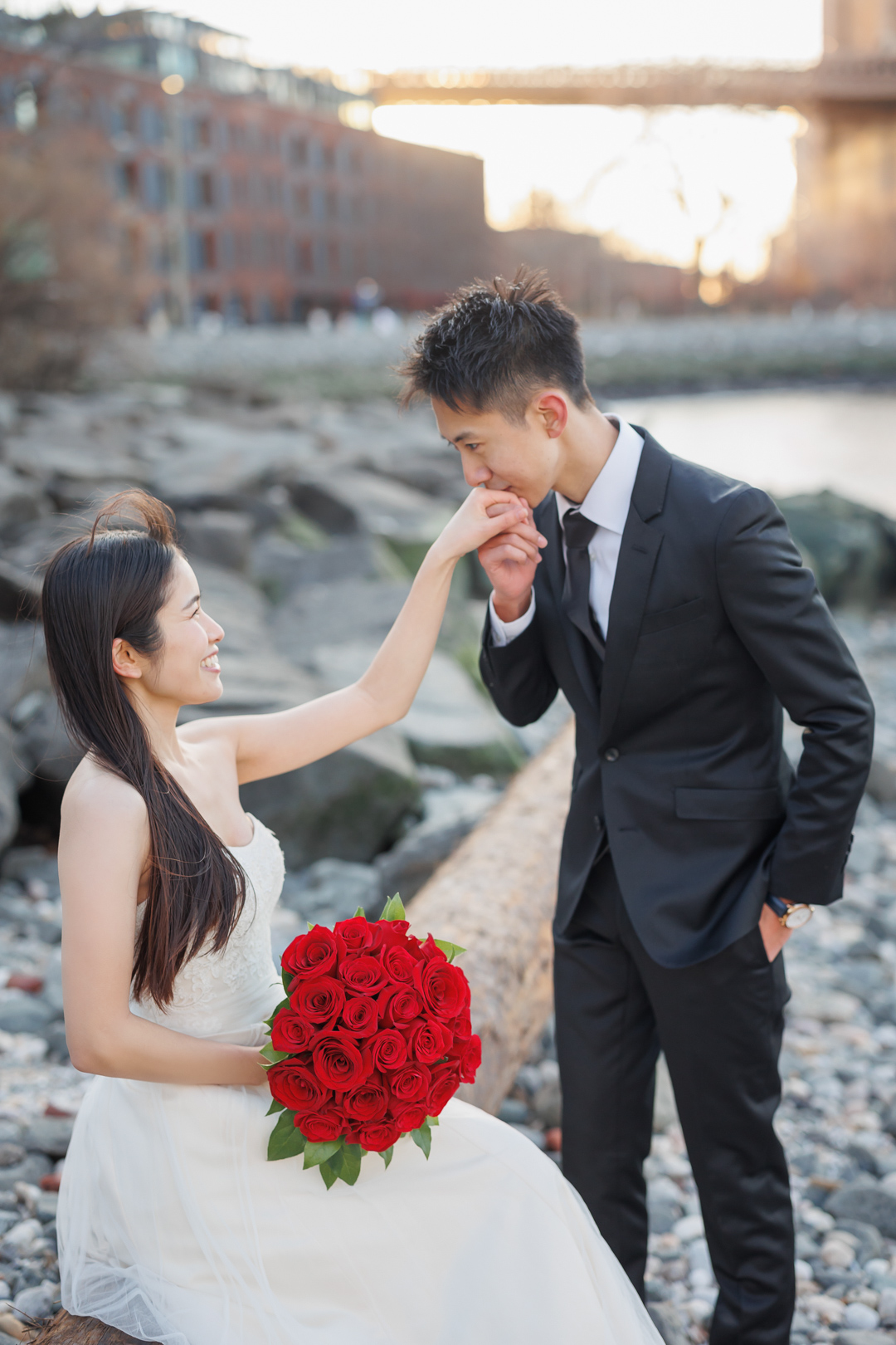 ニューヨークで後撮り/フォトウェディング|花嫁の手を握る花婿。