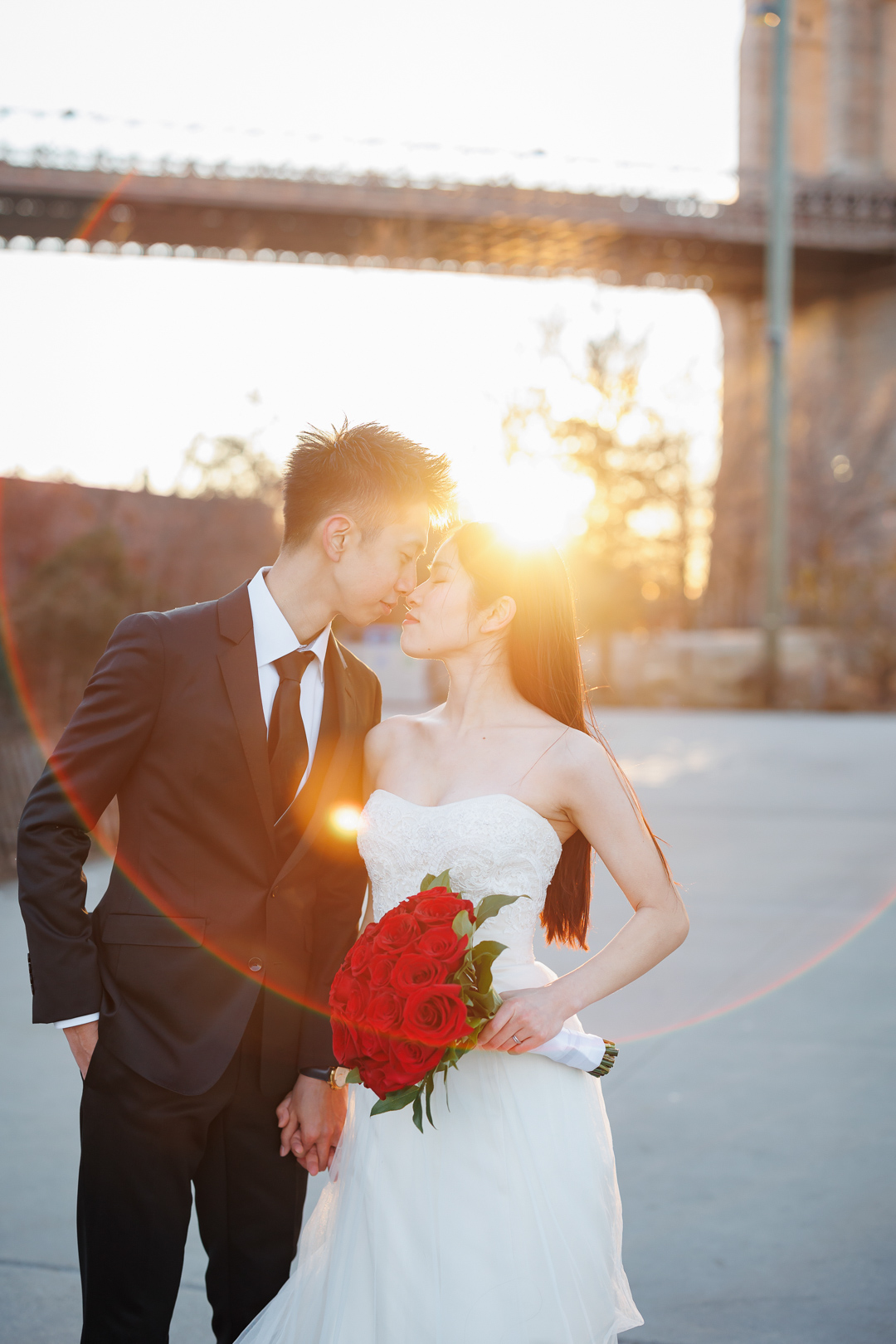 ニューヨークで後撮り/フォトウェディング|夕日がお二人を照らしている。