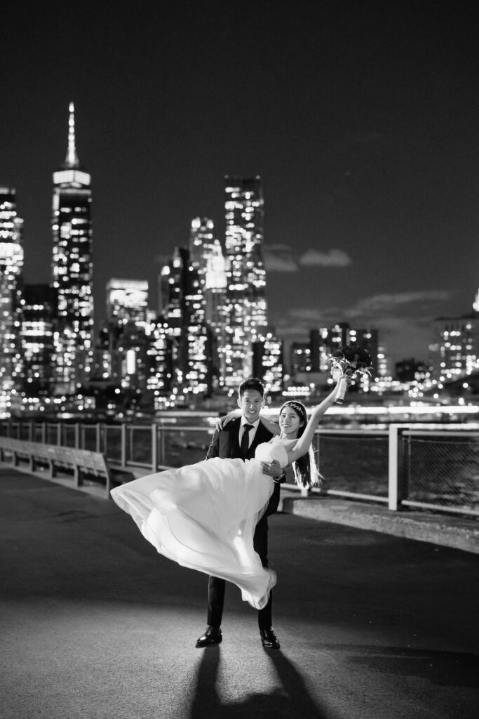 ニューヨークで後撮り/フォトウェディング|夜景を背景に抱っこショット。