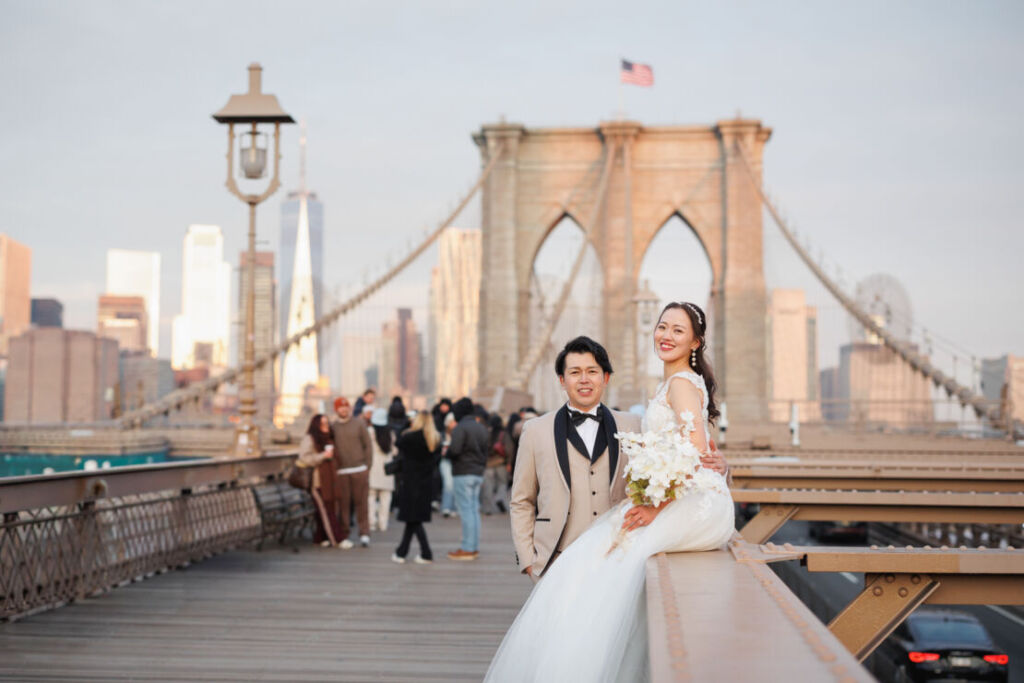 ニューヨークの前撮り|ウェディングフォト/観光客の多いブルックリン橋。