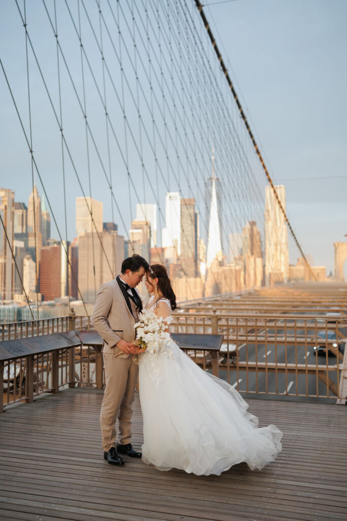 ニューヨークの前撮り|ウェディングフォト/高層ビル群が望む、ブルックリン橋の上で。