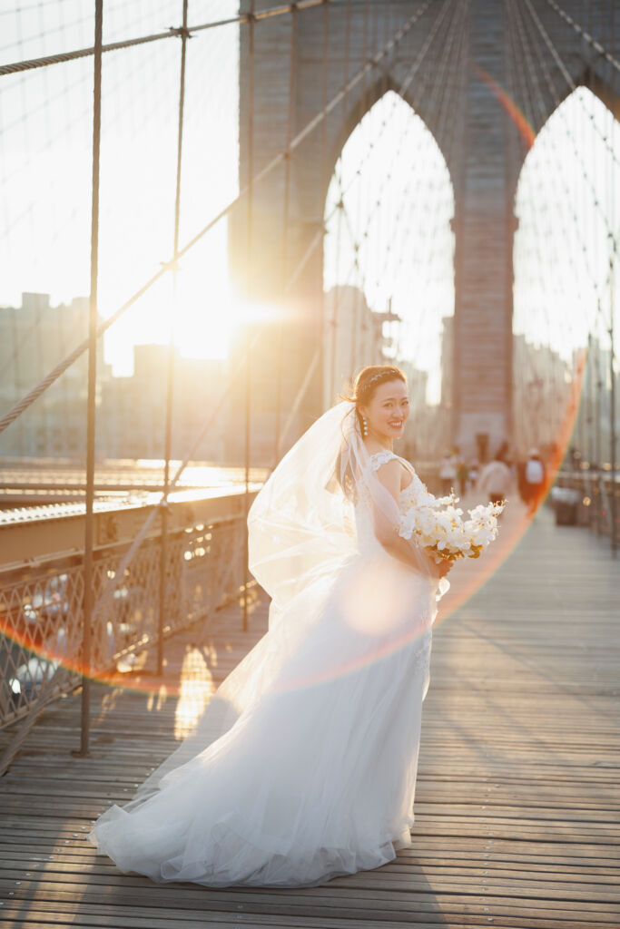 ニューヨークの前撮り|ウェディングフォト/風に揺れるドレスと花嫁さま。