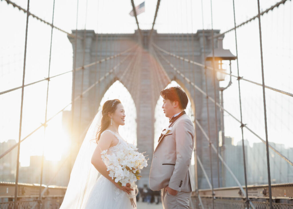 ニューヨークの前撮り|ウェディングフォト/朝日を浴びたブルックリン橋とご夫婦。