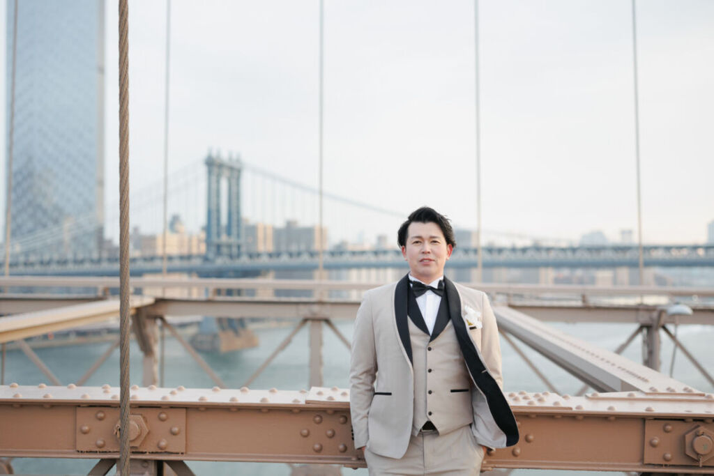 ニューヨークの前撮り|ウェディングフォト/グレージュとブラックのタキシード姿。