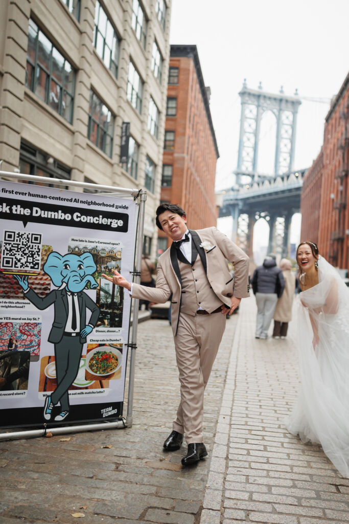 ニューヨークの前撮り|ウェディングフォト/DUMBOの看板の前でポーズ。