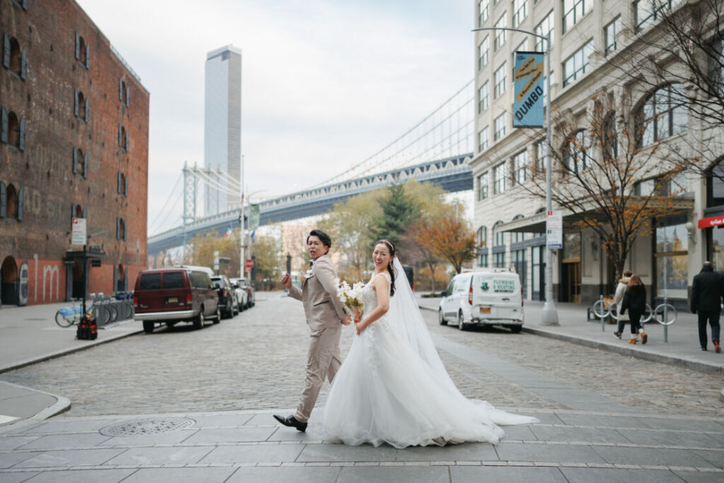 ニューヨークの前撮り|ウェディングフォト/DUMBOを歩く花嫁と花婿。