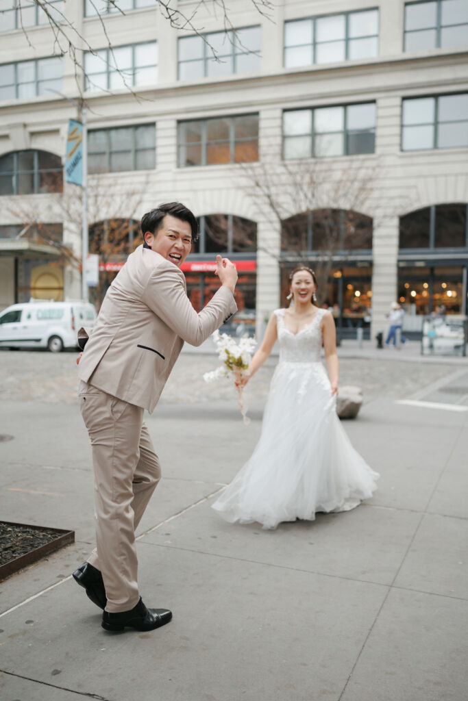 ニューヨークの前撮り|ウェディングフォト/楽しい動きのある花婿さま。