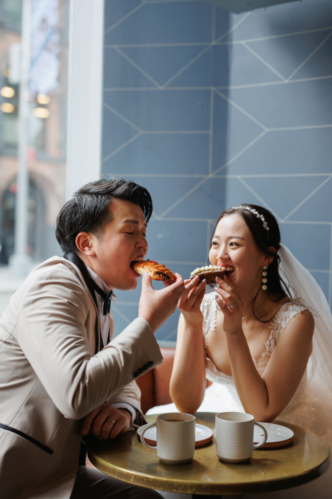 ニューヨークの前撮り|ウェディングフォト/カフェで休憩するショット。