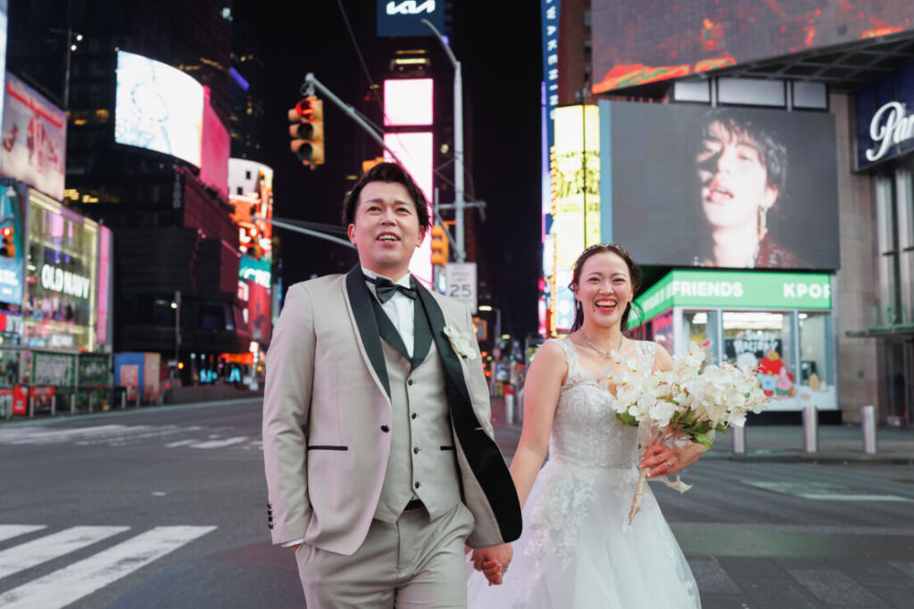 ニューヨークの前撮り|ウェディングフォト/タイムズスクエアを歩くお二人。
