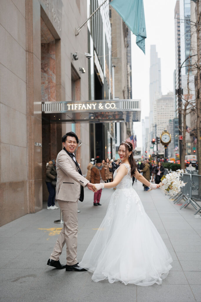 ニューヨークの前撮り|ウェディングフォト/５番街のティファニー本店前にやってきた花嫁と花婿。