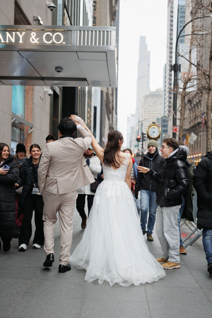 ニューヨークの前撮り|ウェディングフォト/花嫁に声をかける観光客。
