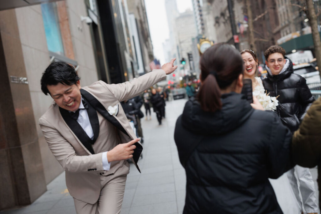 ニューヨークの前撮り|ウェディングフォト/花嫁さまとだけ写真を撮る青年。