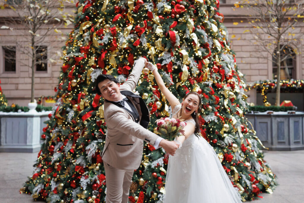 ニューヨークの前撮り|ウェディングフォト/ロッテパレスのクリスマスツリーの前で。