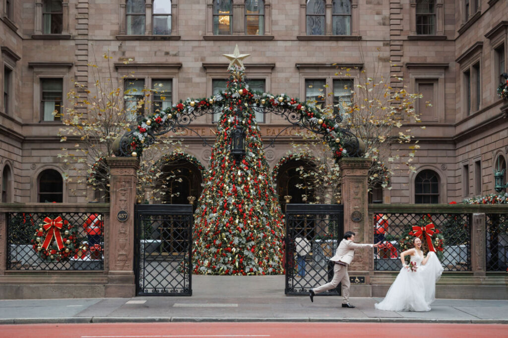 ニューヨークの前撮り|ウェディングフォト/ロッテパレスホテルのツリーと花嫁を追いかける花婿。