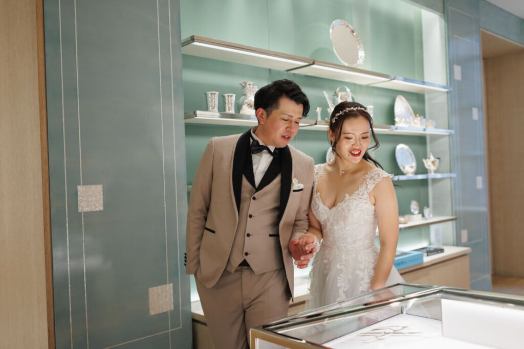 ニューヨークの前撮り|ウェディングフォト/ティファニーの店内でお買い物ショット。