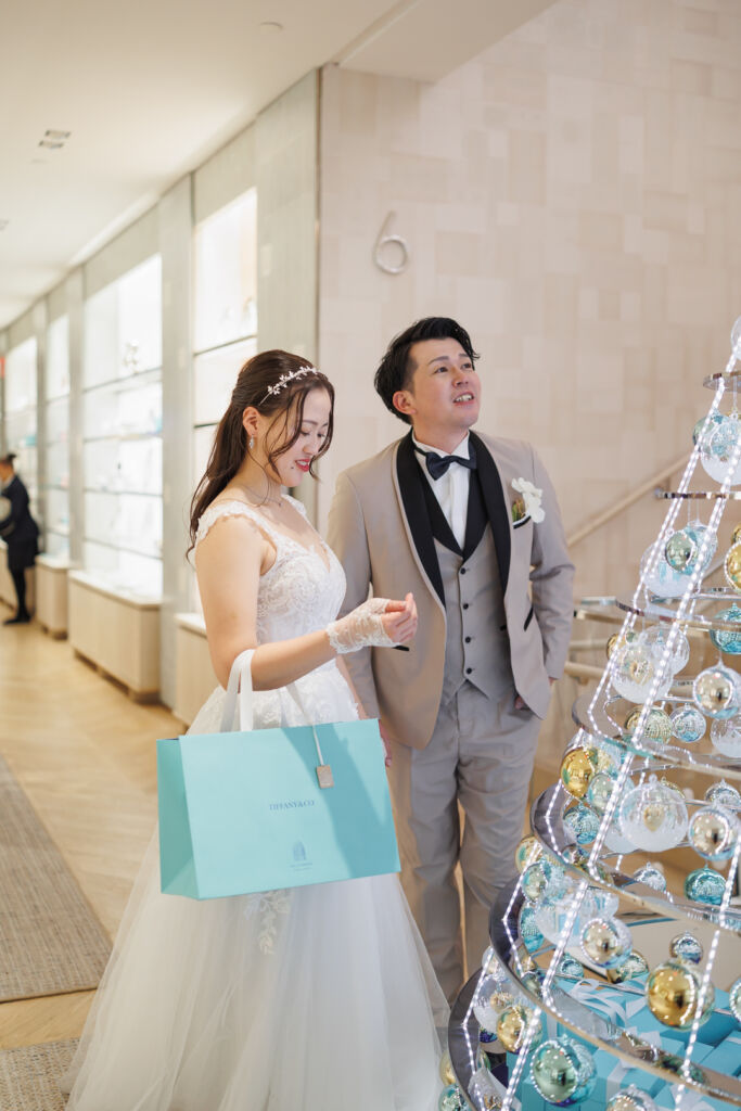 ニューヨークの前撮り|ウェディングフォト/ティファニーのジュエリーのようなクリスマスツリーとともに。