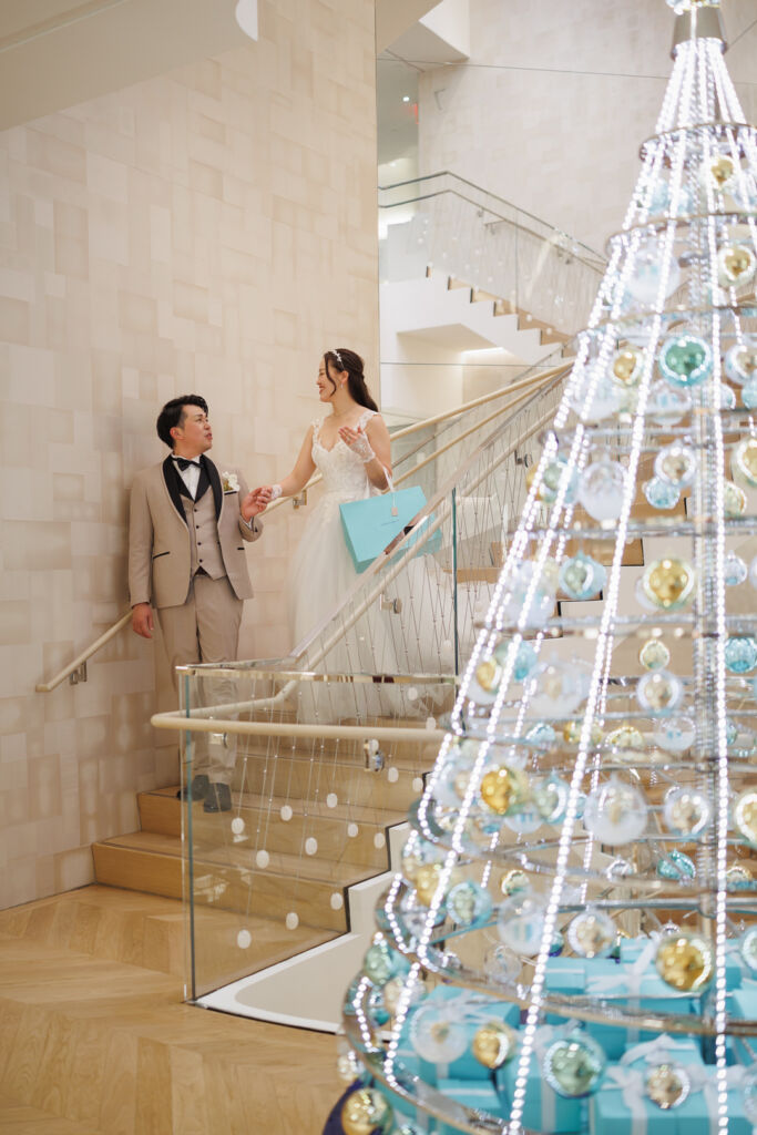ニューヨークの前撮り|ウェディングフォト/ティファニーの店内で手をつなぐ花嫁と花婿。
