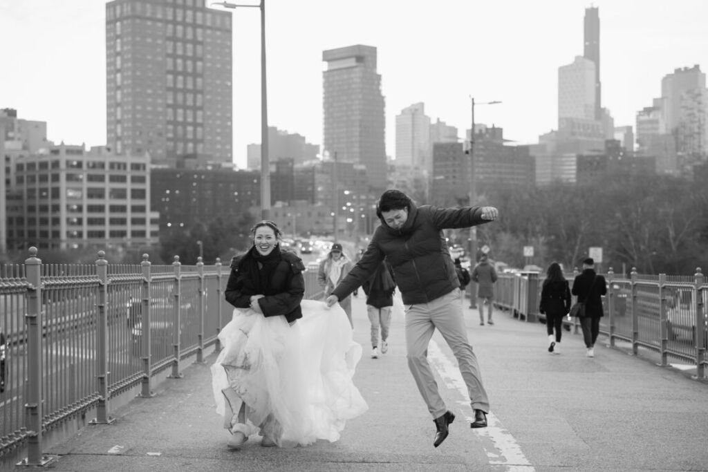 ニューヨークの前撮り|ウェディングフォト/防寒して飛び跳ねる花婿さま。